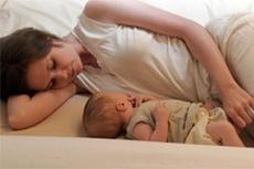 Британских родителей попросили не спать с младенцами в одной кровати