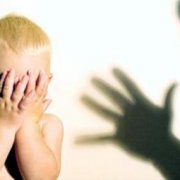 Риск депрессии у молодых людей связали с жестоким обращением в детстве