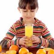 Британские стоматологи призвали давать детям меньше фруктового сока