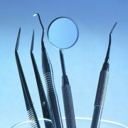 Регулярное посещение стоматолога помогает выявить кариес