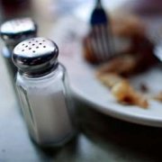Минздрав предлагает ограничить содержание соли в продуктах питания