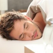 Мужчины должны спать не меньше шести часов
