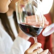 Вино убивает бактерии, вызывающие болезни полости рта