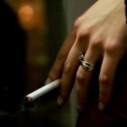 Депутат выступил против курения среди женщин моложе 40 лет