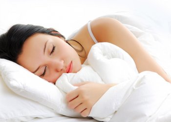 Переломы костей у женщин провоцирует недостаток сна: причина