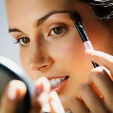 Нанесение макияжа улучшает осанку и координацию