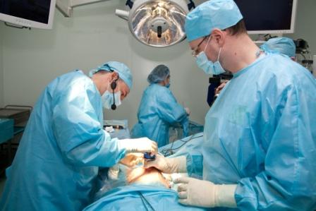 В клинике «Обериг» впервые в Украине проведена уникальная операция: врачи удалили кисту через пупок