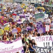 Турецкие женщины вышли на акцию протеста в защиту права на аборт