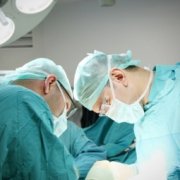 Шведские хирурги по ошибке удалили женщине головку бедренной кости