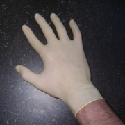 Кардиохирург заразил пациентов стафилококком из-за микротрещин в латексных перчатках