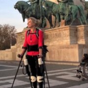 «Сшитый по мерке» экзоскелет вернул парализованной способность ходить