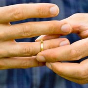 В чем  секрет длины безымянного пальца мужчины?