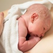 Определены лучшие условия для перерезания пуповины новорожденного