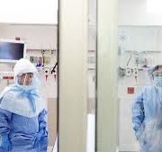 В США медсестру, которая лечила больных на Эболу, принудительно изолируют